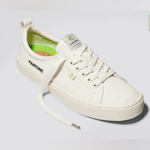 Cariuma OCA Low Pantone Snow‎ White Canvas Contrast Thread Sneaker